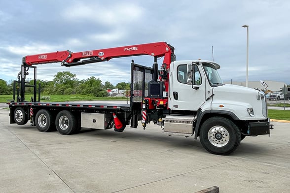New Fassi F425SE.04 on New Freightliner 114SD Plus