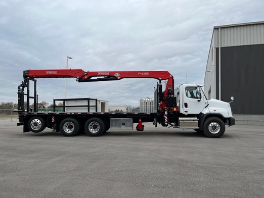 New Fassi F425SE.04 on New Freightliner 114SD Plus