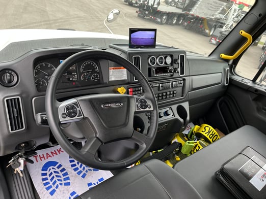 New Fassi F425SE.04 on New Freightliner 114SD Plus