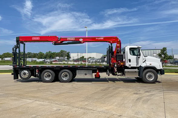 New Fassi F425SE.04 on New Freightliner 114SD Plus