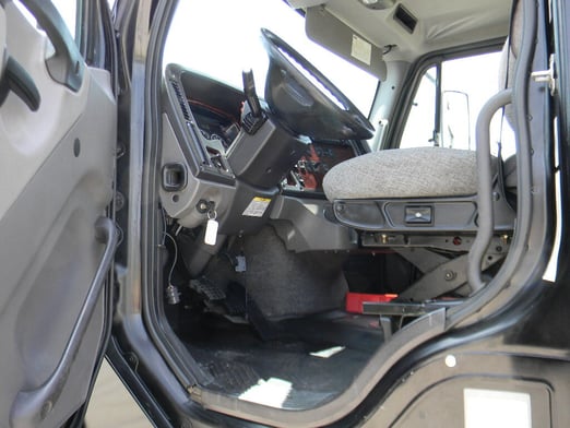 Used 2014 Cormach 30000 WB45 on Used 2015 Freightliner 114SD