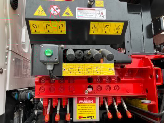 New Fassi F425SE.04 on New Freightliner 114SD Plus