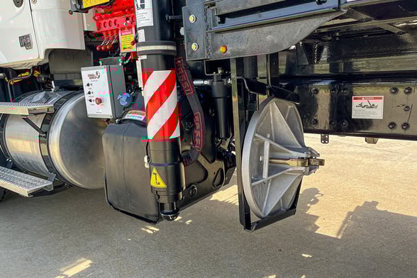 New Fassi F425SE.04 on New Freightliner 114SD Plus