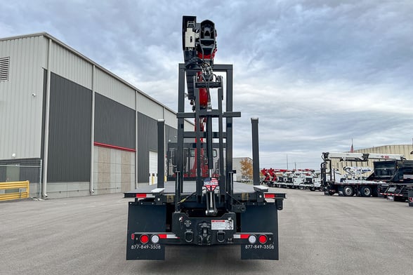 New Fassi F425SE.04 on New Freightliner 114SD Plus