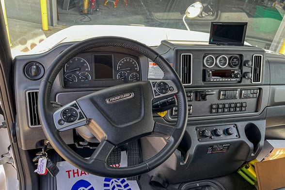 New Fassi F425SE.04 on New Freightliner 114SD Plus