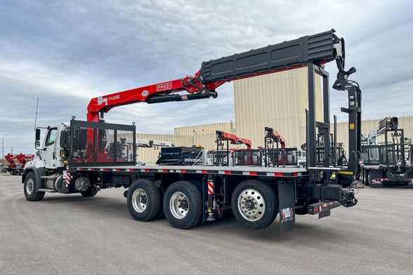 New Fassi F425SE.04 on New Freightliner 114SD Plus