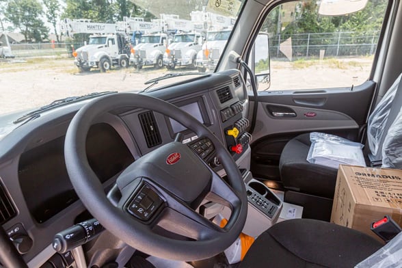New National NBT55L on New Peterbilt 567