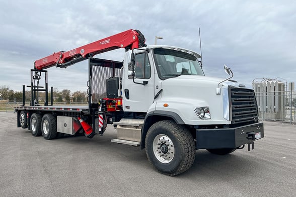 New Fassi F425SE.04 on New Freightliner 114SD Plus