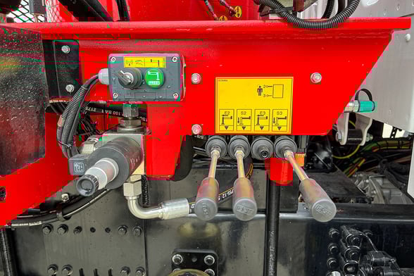 New Fassi F425SE.04 on New Freightliner 114SD Plus