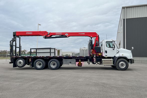 New Fassi F425SE.04 on New Freightliner 114SD Plus