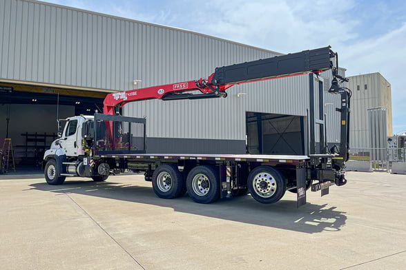 New Fassi F425SE.04 on New Freightliner 114SD Plus