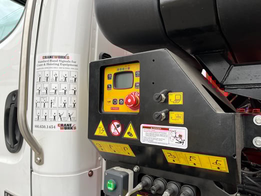 New Fassi F425SE.04 on New Freightliner 114SD Plus