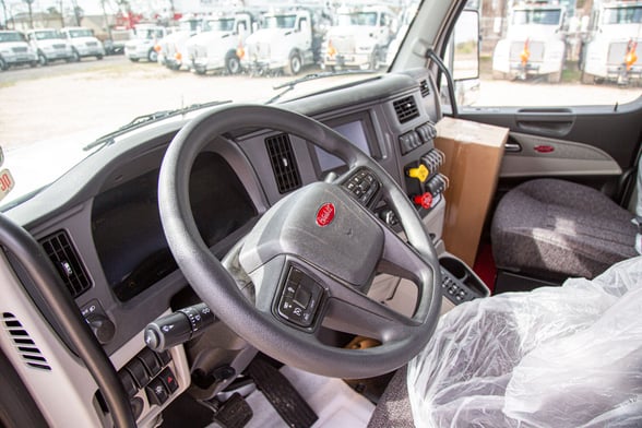 New National NBT60XL on New Peterbilt 567