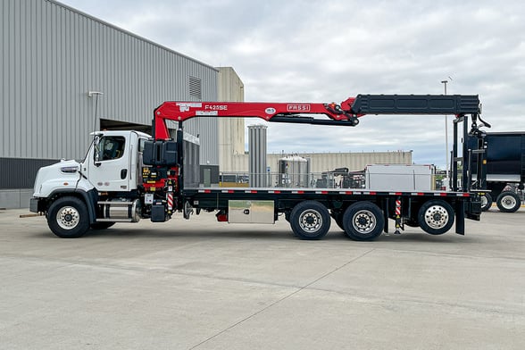 New Fassi F425SE.04 on New Freightliner 114SD Plus