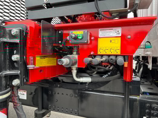 New Fassi F425SE.04 on New Freightliner 114SD Plus