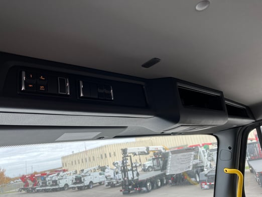 New Fassi F425SE.04 on New Freightliner 114SD Plus