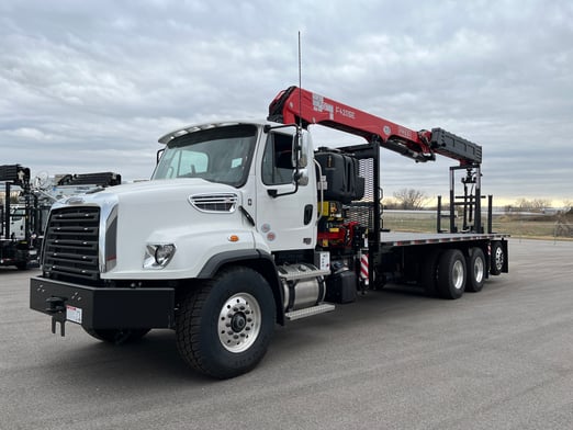 New Fassi F425SE.04 on New Freightliner 114SD Plus