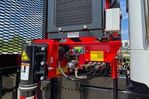 New Fassi F425SE.04 on New Freightliner 114SD Plus