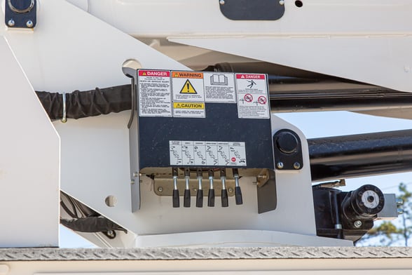 New Versalift VN-555-MHI on New International HV507