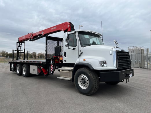 New Fassi F425SE.04 on New Freightliner 114SD Plus