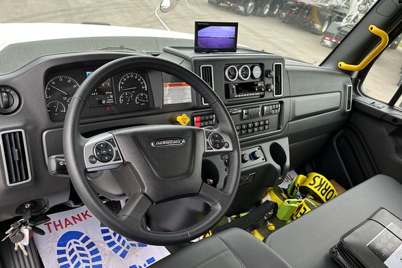 New Fassi F425SE.04 on New Freightliner 114SD Plus