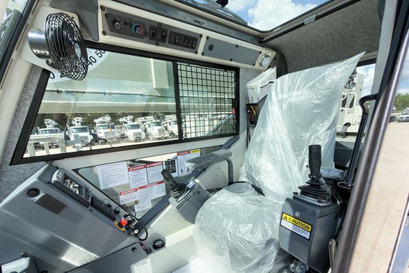 New National NBT55L on New Peterbilt 567