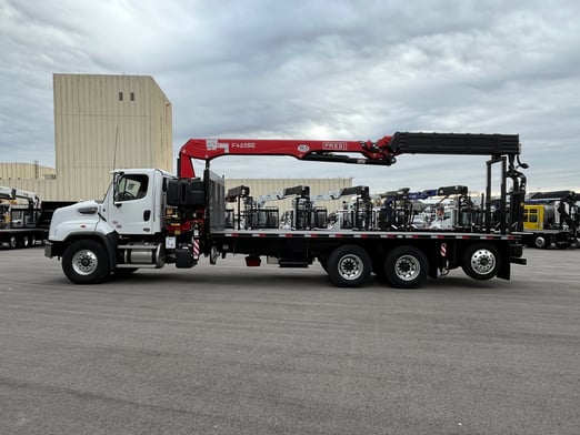 New Fassi F425SE.04 on New Freightliner 114SD Plus