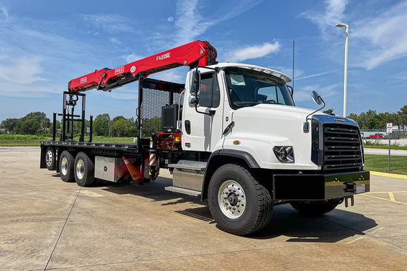 New Fassi F425SE.04 on New Freightliner 114SD Plus