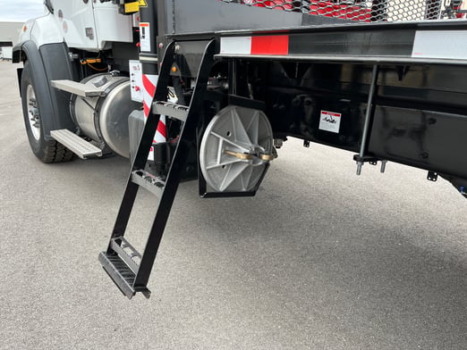 New Fassi F425SE.04 on New Freightliner 114SD Plus