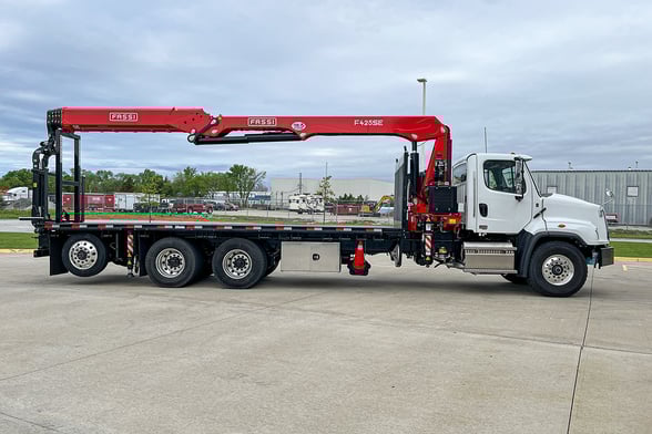 New Fassi F425SE.04 on New Freightliner 114SD Plus