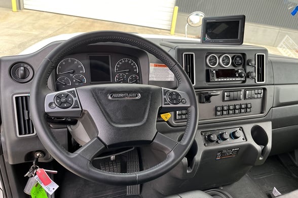 New Fassi F425SE.04 on New Freightliner 114SD Plus