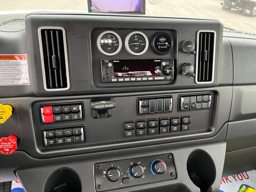 New Fassi F425SE.04 on New Freightliner 114SD Plus