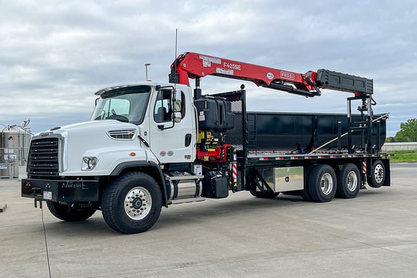 New Fassi F425SE.04 on New Freightliner 114SD Plus