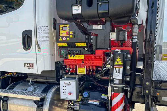 New Fassi F425SE.04 on New Freightliner 114SD Plus