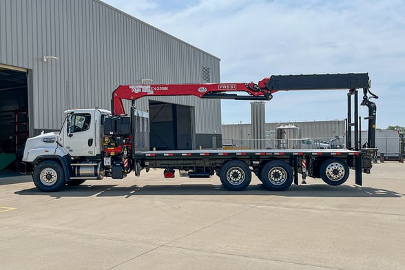 New Fassi F425SE.04 on New Freightliner 114SD Plus