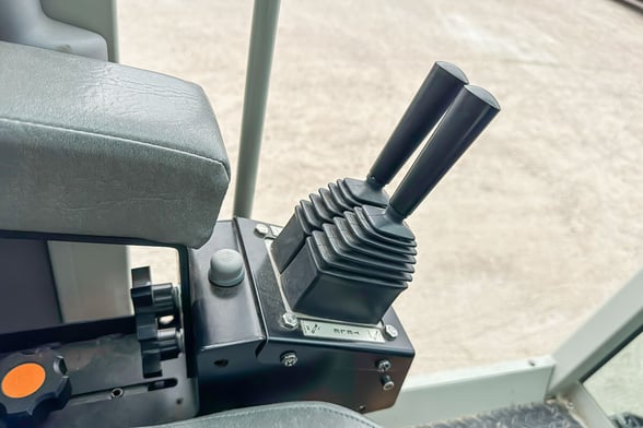 Used 2022 National 14127A on Used 2023 Kenworth T880