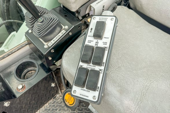 Used 2022 National 14127A on Used 2023 Kenworth T880