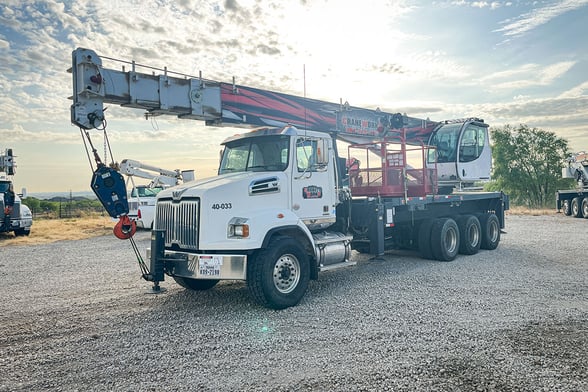 Used 2018 Manitex 40124SHL on Used 2019 Western Star 4700SB