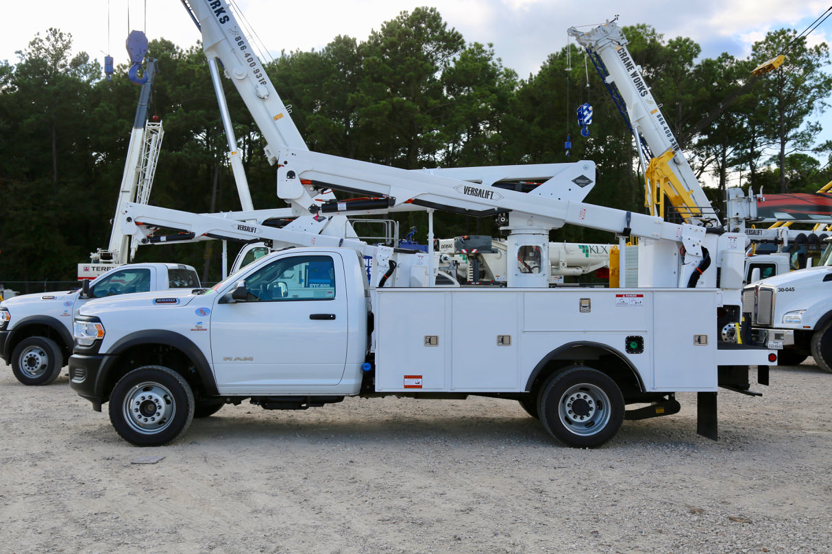 Versalift SST40EIH bucket truck for rent on Ram 5500 A40i009