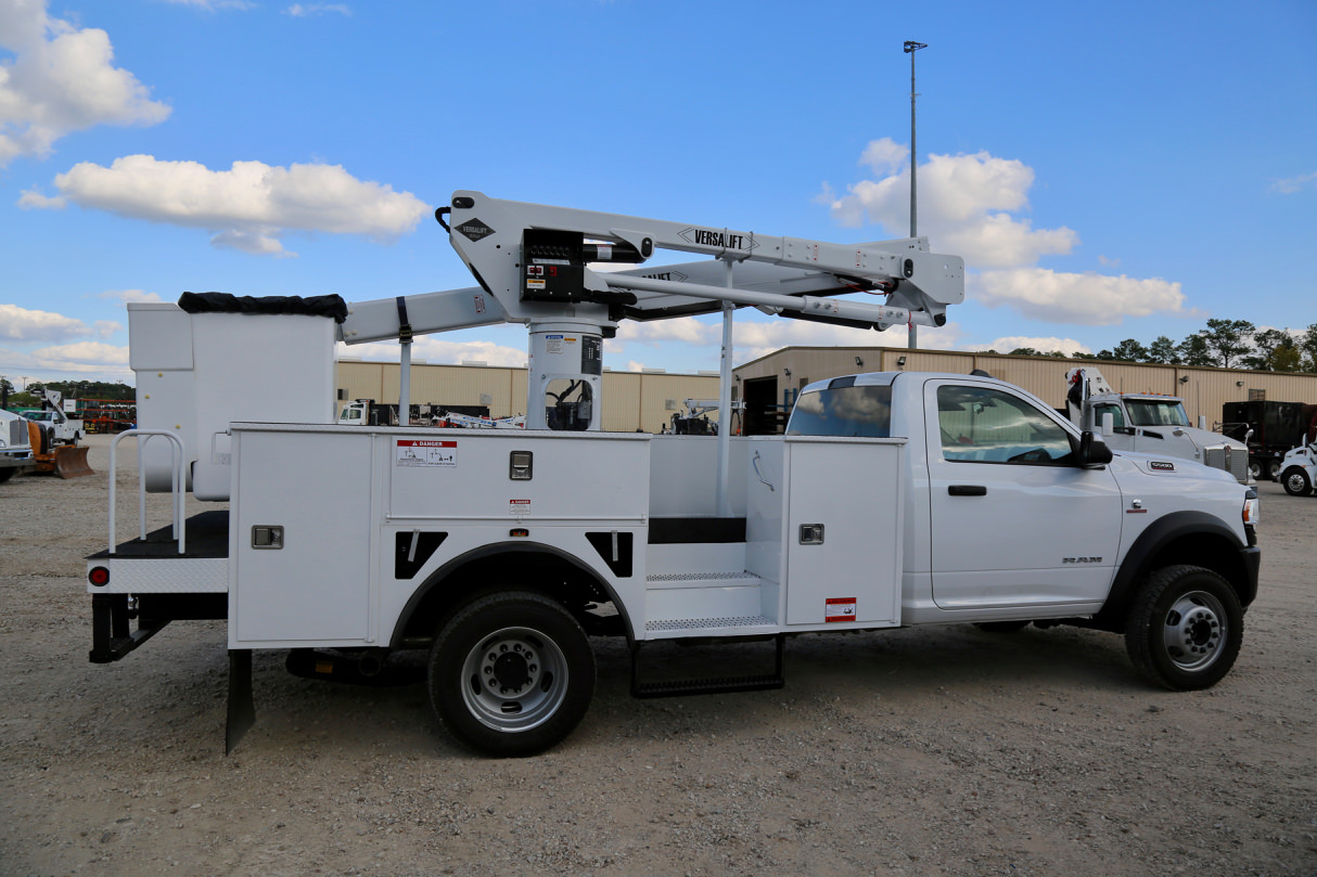 Versalift SST40EIH bucket truck for rent on Ram 5500 A40i009